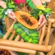 TALERZYKI PAPIEROWE "TROPIKALNY LIŚĆ BANANOWCA - ALOHA" 32cm/15cm 1opak./3szt.